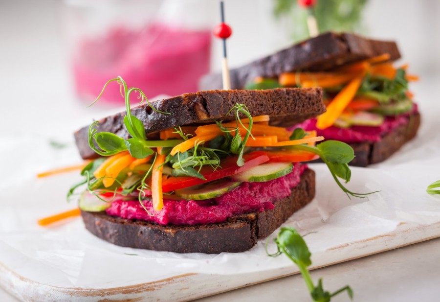 Découvrez l'art de préparer un sandwich vegan irrésistible